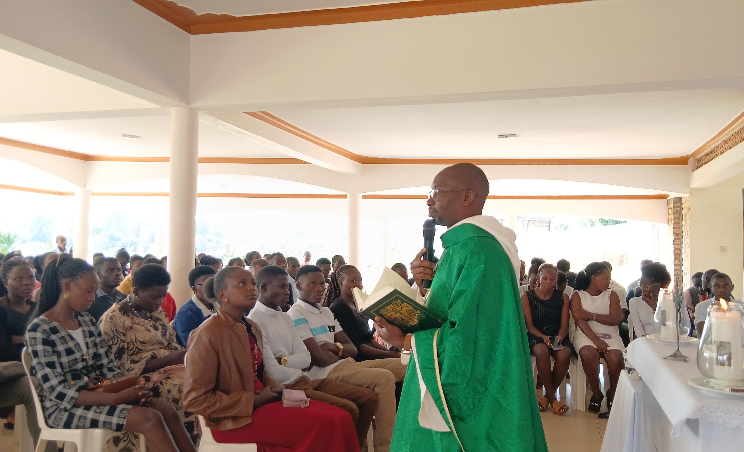 USJM Students Gather for Sunday Mass at the University Chaplaincy